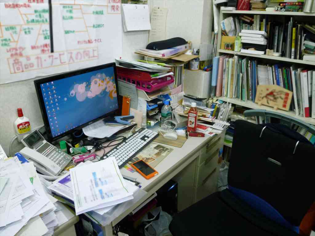 社長の机に書類が山積み オフィスの整理収納 Com